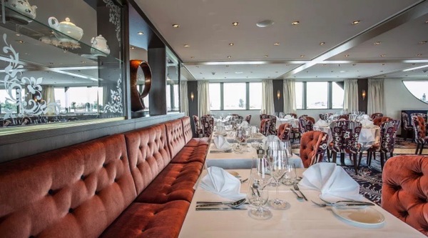 Riviera Travel, MS Oscar Wilde, Restaurant.jpg